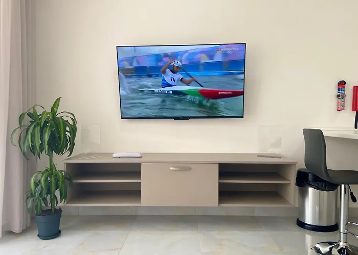 Penelope Apartments, 14 *