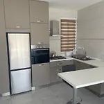 アパート Penelope Apartments, 14 クレンディ