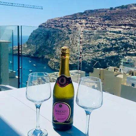 Penelope Apartments, 14 *