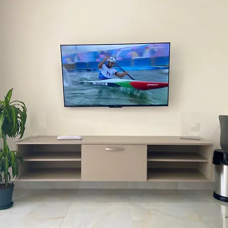 Penelope Apartments, 14 *