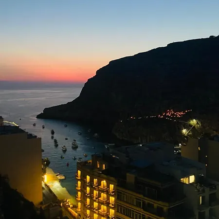 Penelope Apartments, 14 *