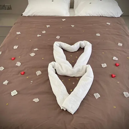 Penelope Apartments, 14 *