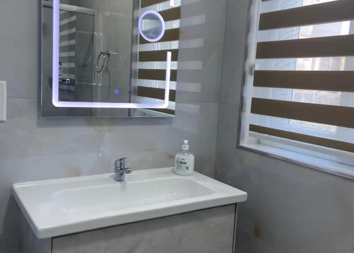 Penelope Apartments, 14 *