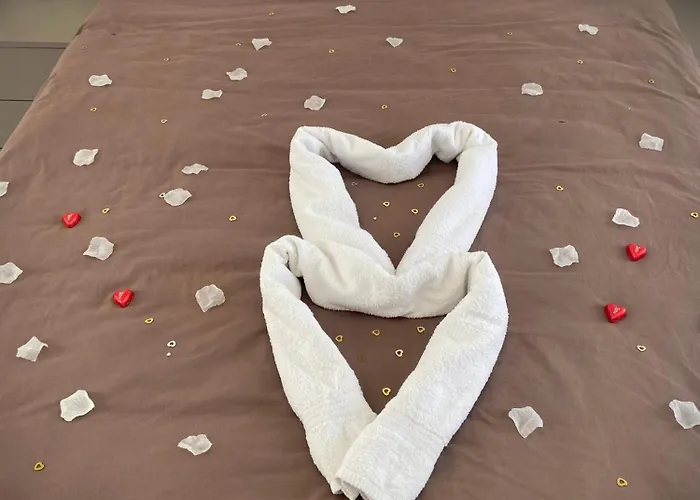 Penelope Apartments, 14 *